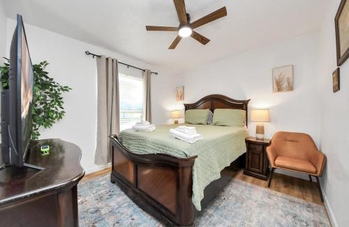 Barker Villa | Stylish Katy Retreat 4BR Sleeps 10 Outdoor Escapre