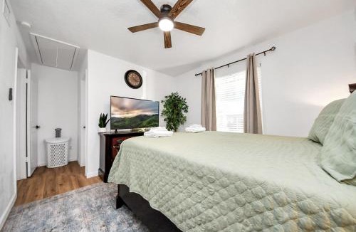 Barker Villa | Stylish Katy Retreat 4BR Sleeps 10 Outdoor Escapre