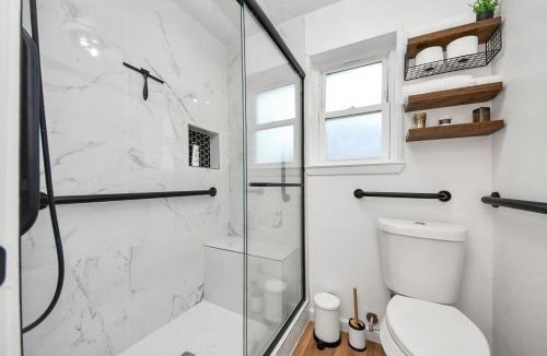 Barker Villa | Stylish Katy Retreat 4BR Sleeps 10 Outdoor Escapre