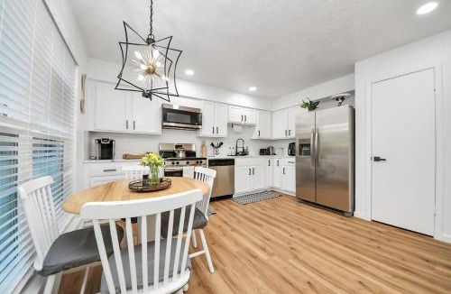 Barker Villa | Stylish Katy Retreat 4BR Sleeps 10 Outdoor Escapre