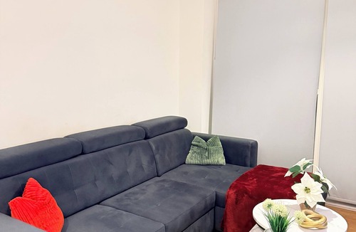 Eltham West Apartment | Stylish Kidbrooke station studio