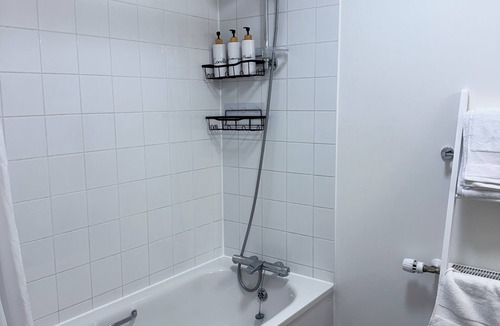 Eltham West Apartment | Stylish Kidbrooke station studio