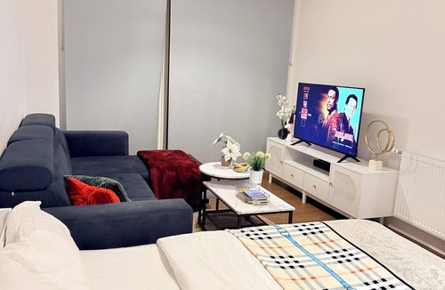 Eltham West Apartment | Stylish Kidbrooke station studio