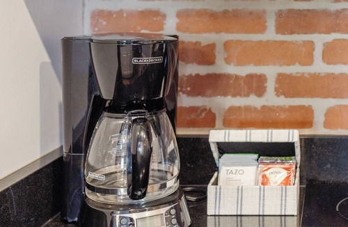 Greenville Downtown Apartment | Stylish King 1BR Loft near Main St Fun, 8$/Parking