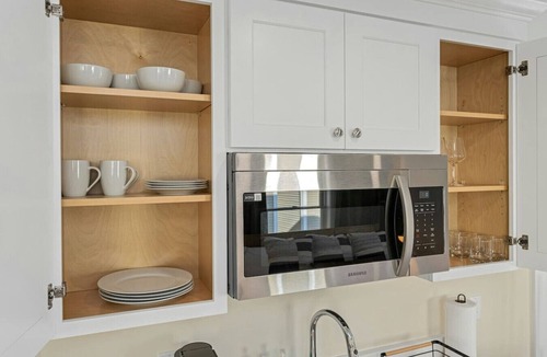 Stamford Apartment | Stylish King Studio Minutes to Train U4