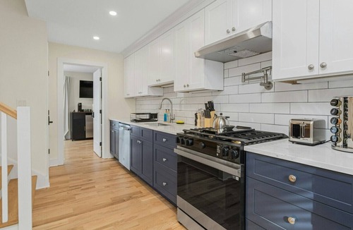 Stamford Apartment | Stylish King Studio Minutes to Train U4