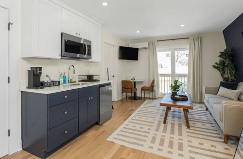 Stamford Apartment | Stylish King Studio Minutes to Train U6