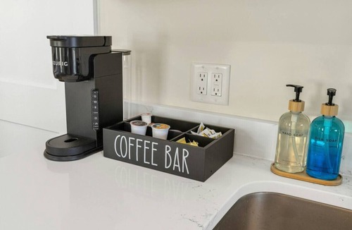 Stamford Apartment | Stylish King Studio Minutes to Train U6