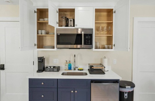 Stamford Apartment | Stylish King Studio Minutes to Train U6