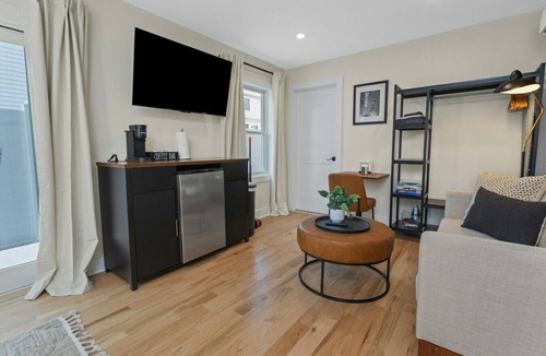 Stamford Apartment | Stylish King Studio Minutes to Train U2