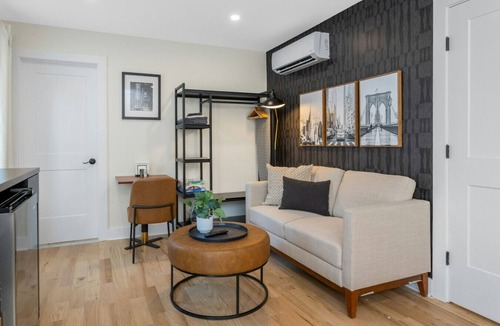 Stamford Apartment | Stylish King Studio Minutes to Train U2
