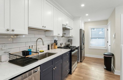 Stamford Apartment | Stylish King Studio Minutes to Train U2