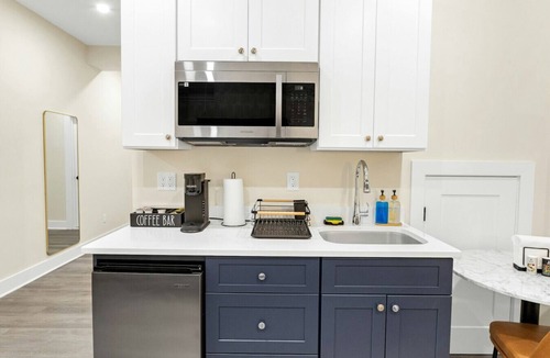Stamford Apartment | Stylish King Studio Minutes to Train U1