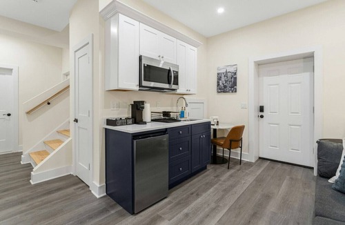 Stamford Apartment | Stylish King Studio Minutes to Train U1