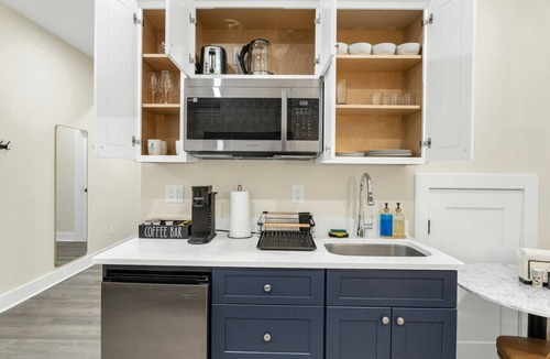 Stamford Apartment | Stylish King Studio Minutes to Train U1