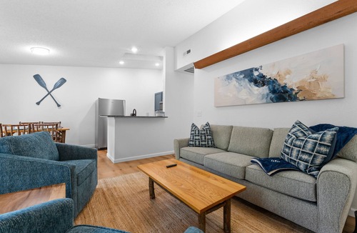 Kimberling City Condo | Stylish Lake Access Bungalow featuring Community Mini Golf, Community Pool and Free Tickets