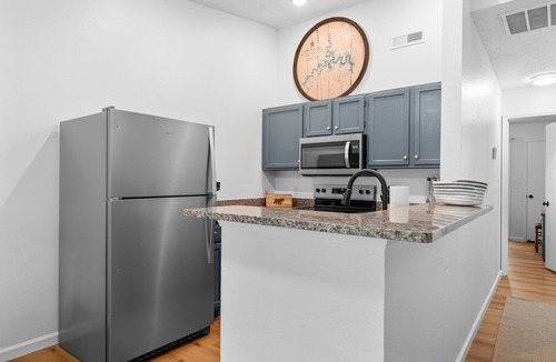 Kimberling City Condo | Stylish Lake Access Bungalow featuring Community Mini Golf, Community Pool and Free Tickets