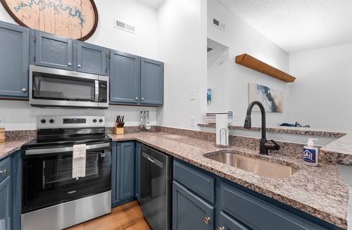 Kimberling City Condo | Stylish Lake Access Bungalow featuring Community Mini Golf, Community Pool and Free Tickets