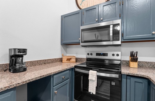 Kimberling City Condo | Stylish Lake Access Bungalow featuring Community Mini Golf, Community Pool and Free Tickets