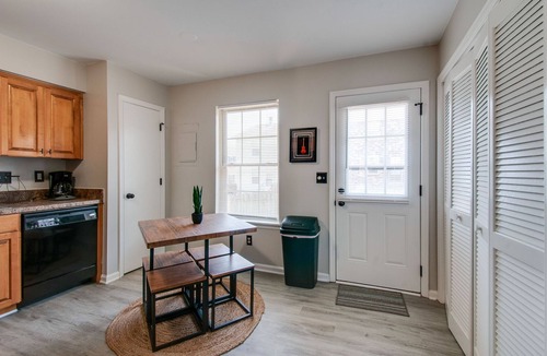 Hendersonville Condo | Stylish Lakefront Condo w/a Pool!