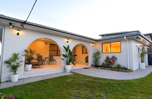 Buff Point House | Stylish Lakefront Tranquillity Kayaks