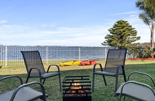 Buff Point House | Stylish Lakefront Tranquillity Kayaks