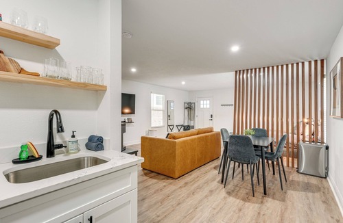 Lakeland Apartment | Stylish Lakeland Studio w/Workspace