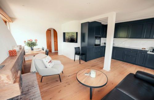 Laax Apartment | Stylish Lakeview Apartment Balcony & Free Parking