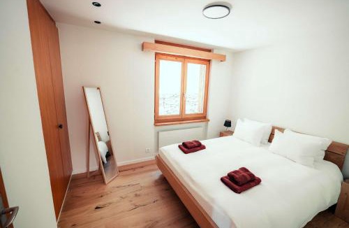 Laax Apartment | Stylish Lakeview Apartment Balcony & Free Parking