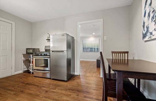 Kessler Apartment | Stylish Local Art | King Bed | Walk Bishop to Arts