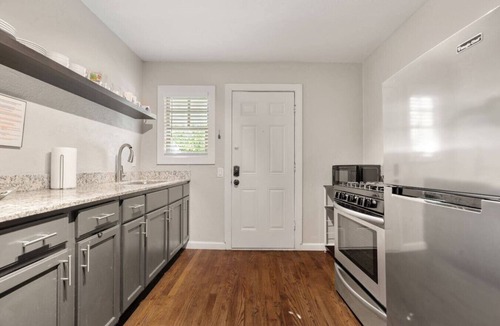 Kessler Apartment | Stylish Local Art | King Bed | Walk Bishop to Arts