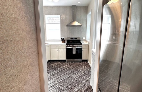 Edgewater Condo | STYLISH-LOCAL-COMFY-SAFE 5 night min.