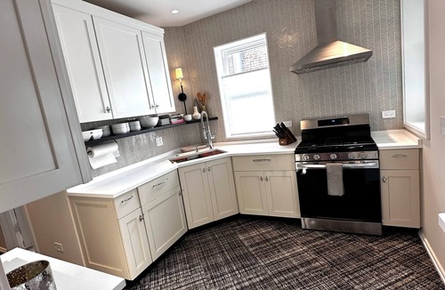Edgewater Condo | STYLISH-LOCAL-COMFY-SAFE 5 night min.