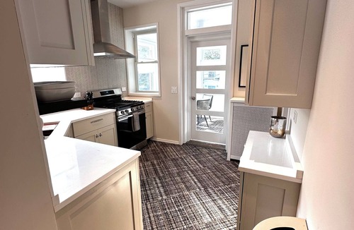 Edgewater Condo | STYLISH-LOCAL-COMFY-SAFE 5 night min.