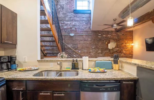 Downtown Richmond Apartment | Stylish Loft - Shockoe Bottom - Walk to Canal - Historic Apartment