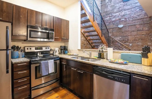 Downtown Richmond Apartment | Stylish Loft - Shockoe Bottom - Walk to Canal - Historic Apartment