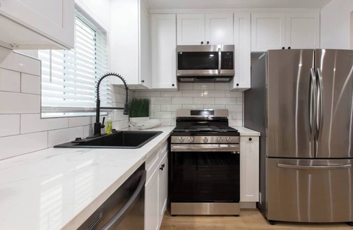 Alamitos Beach Apartment | Stylish Long Beach Retreat - Walk to Beach & Bars!