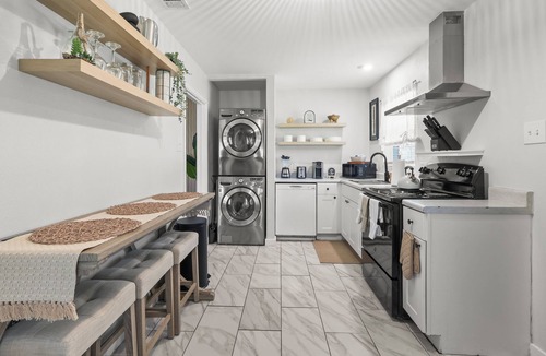 Cedar Crest House | Stylish Luxe Home 8 Mins to Downtown!