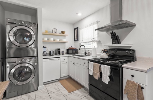 Cedar Crest House | Stylish Luxe Home 8 Mins to Downtown!