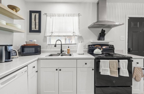 Cedar Crest House | Stylish Luxe Home 8 Mins to Downtown!
