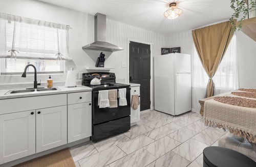 Cedar Crest House | Stylish Luxe Home 8 Mins to Downtown!