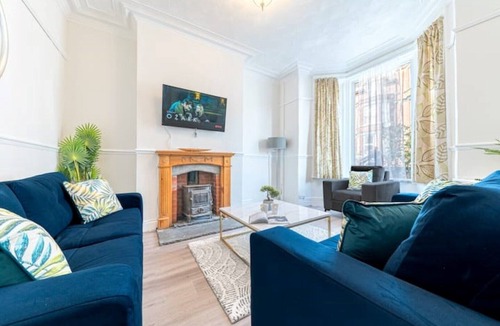 Barrow-in-Furness House | Stylish Luxury Large 4BR KingBed