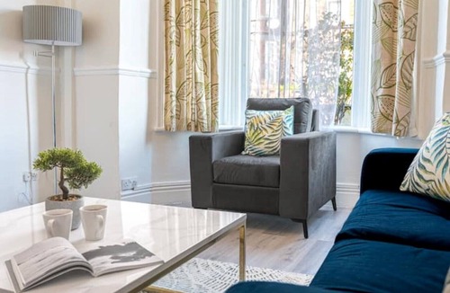 Barrow-in-Furness House | Stylish Luxury Large 4BR KingBed