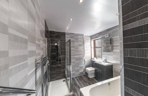 Barrow-in-Furness House | Stylish Luxury Large 4BR KingBed