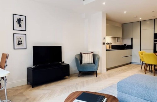 Brighton City Centre House | 🏖️ Stylish Luxury Maisonette Minutes from Brighton Pier | Gym, Cinema & Patio