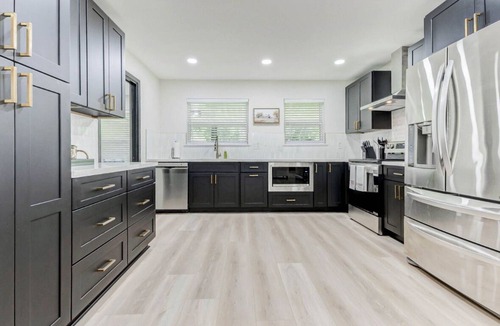 Brenham House | Stylish main-level home in historic downtown Brenham—walking distance to shops!