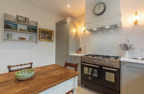 Devizes House | Stylish Mews House in Central Devizes, with parking