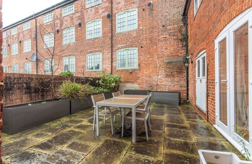 Devizes House | Stylish Mews House in Central Devizes, with parking