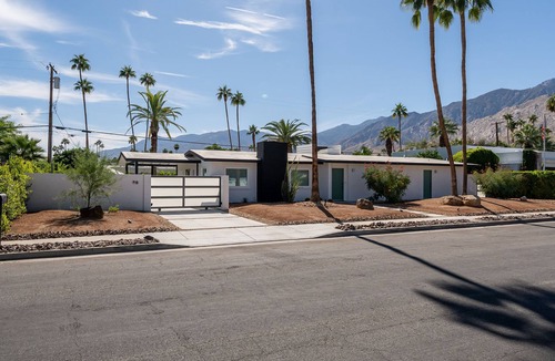 Tahquitz River Estates House | Stylish Mid-Century Home