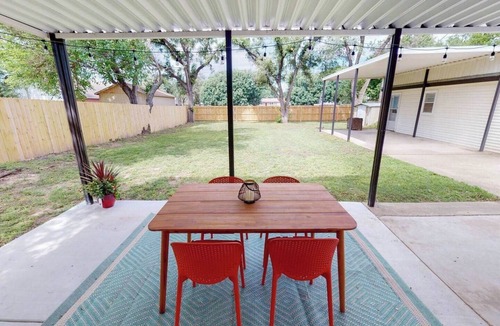Wichita House | Stylish Mid-Century Home | 4BR | 2 King Beds | Sleeps 10 | Big Backyard